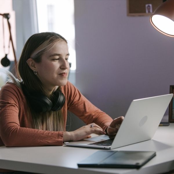 student looking for housing online